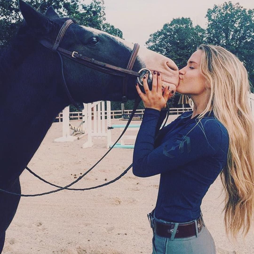 Девушка с лошадкой