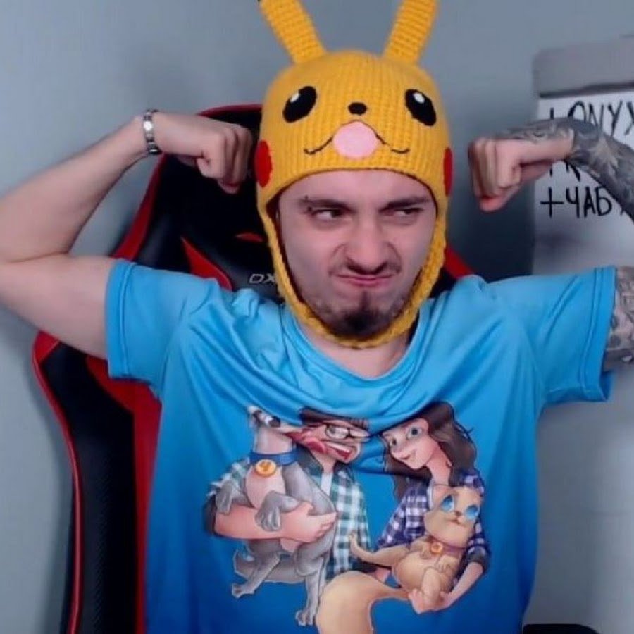 Эд в шапке Пикачу