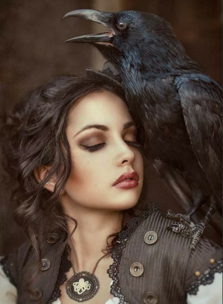 Ведьма с вороном на плече