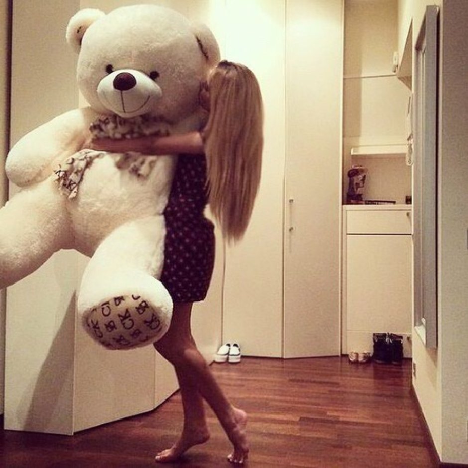 Блондинка с плюшевым медведем