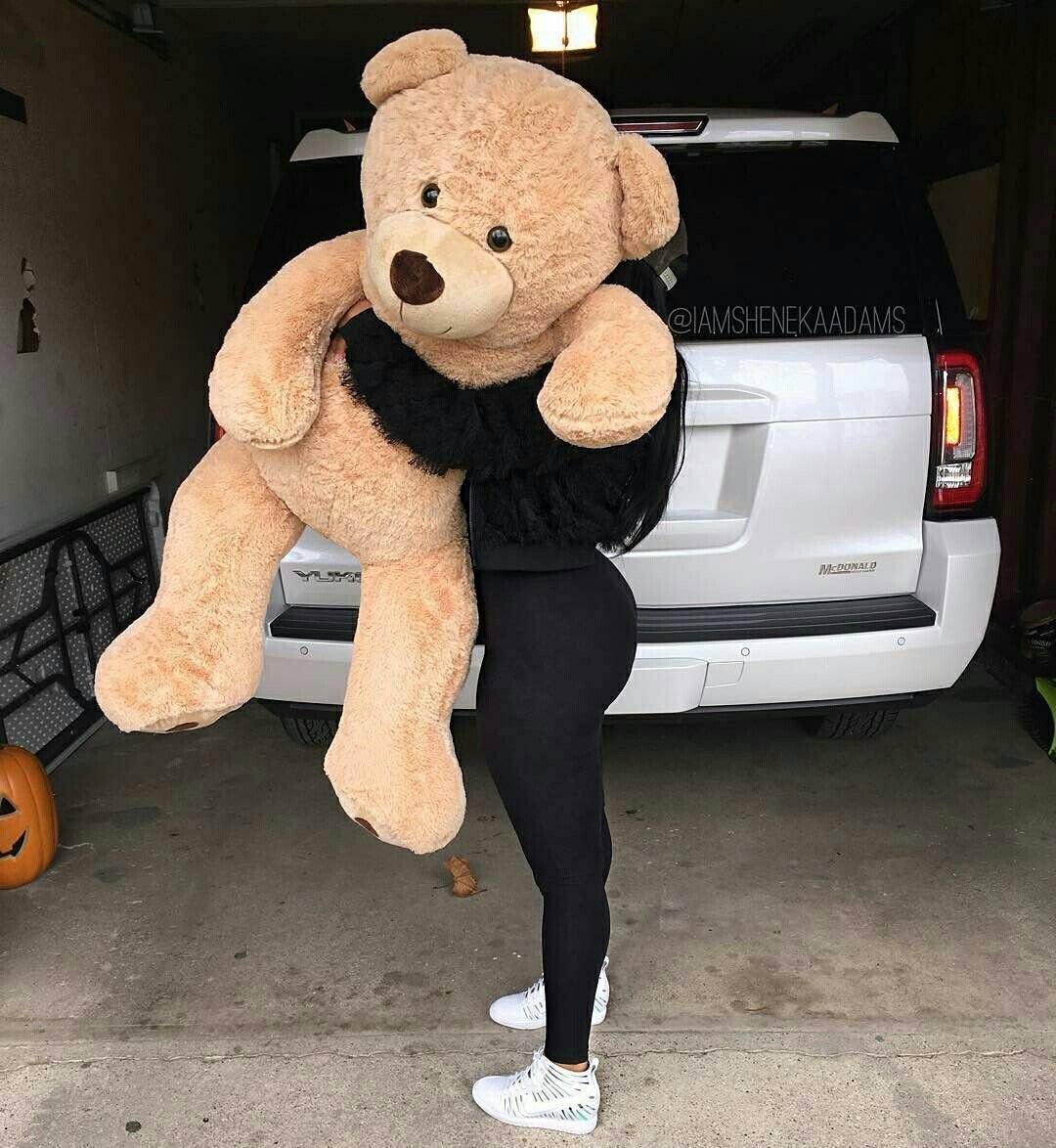 Большой плюшевый медведь