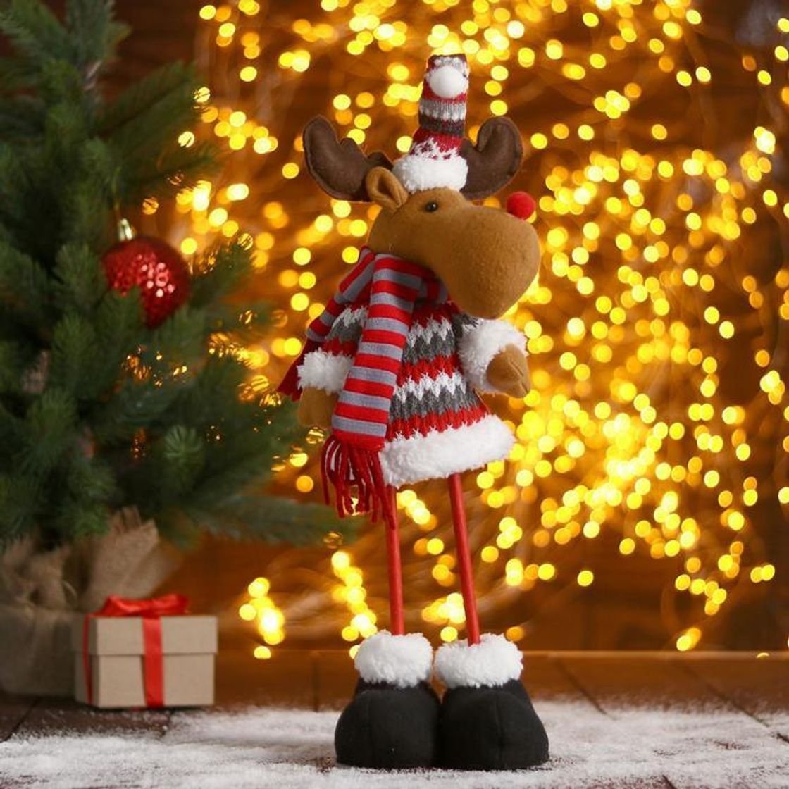 Олень в полосатом шарфике длинные ножки