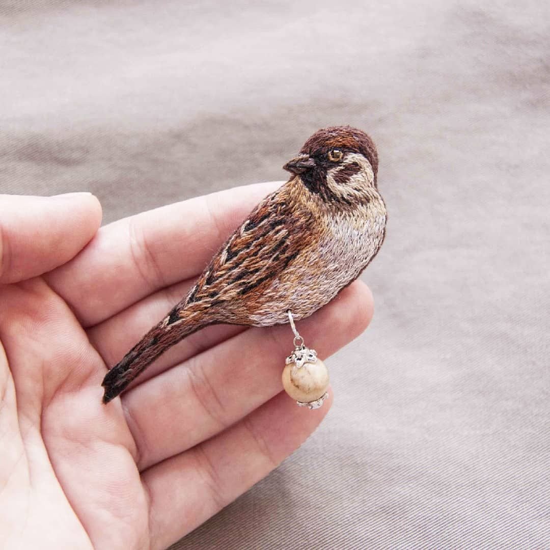 Брошь вышитая Воробей