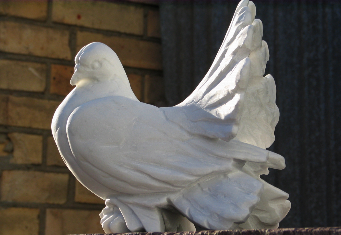 Мраморные скульптуры голубей