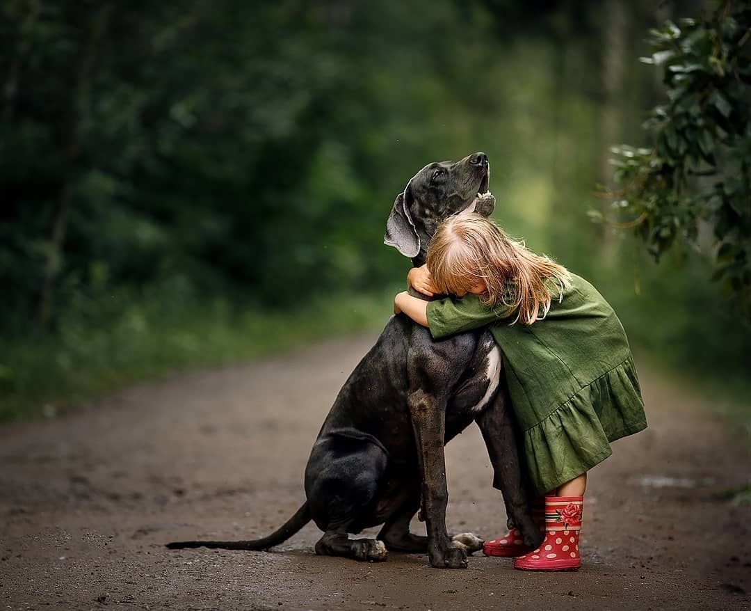 Девушка обнимает собаку