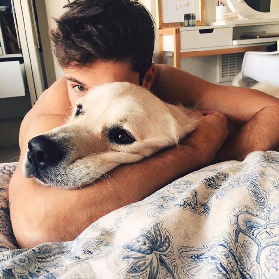 Парень с собакой