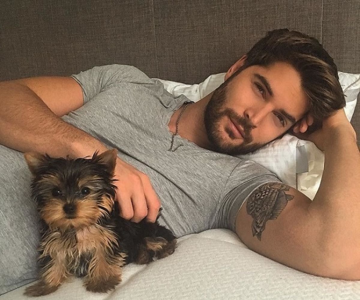 Красивый мужчина с собакой