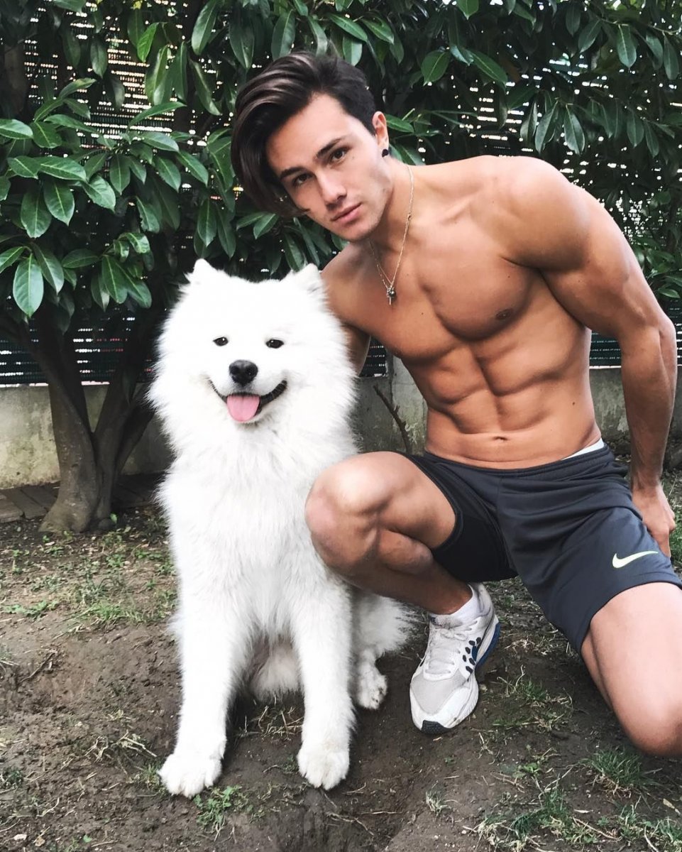 Накаченный мужик с собакой
