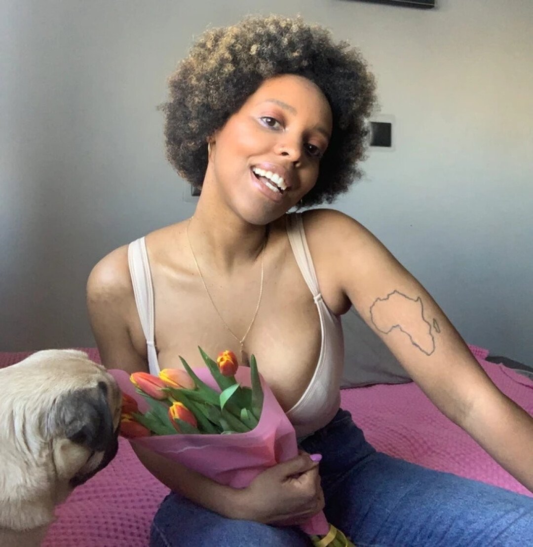 Темнокожая блогерша