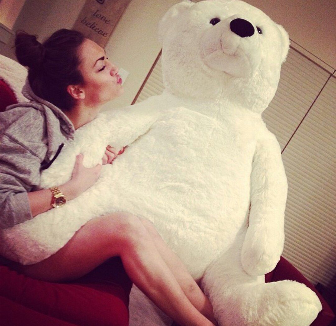 Девушка с плюшевым медведем