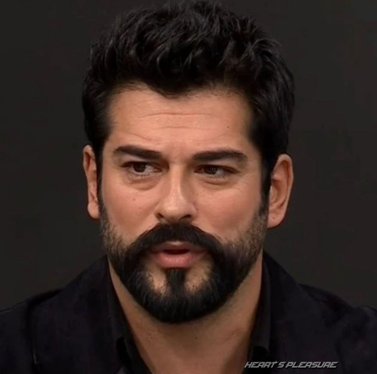 Турецкий актер Бурак Озчивит