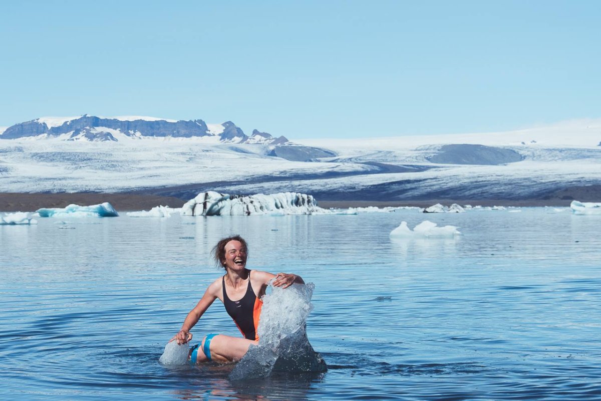 Девушки в купальниках на льдине