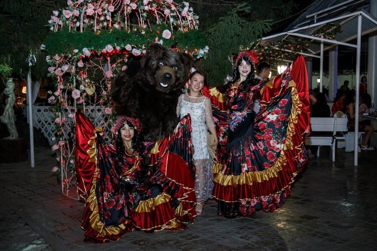 Костюм цыган и медведь