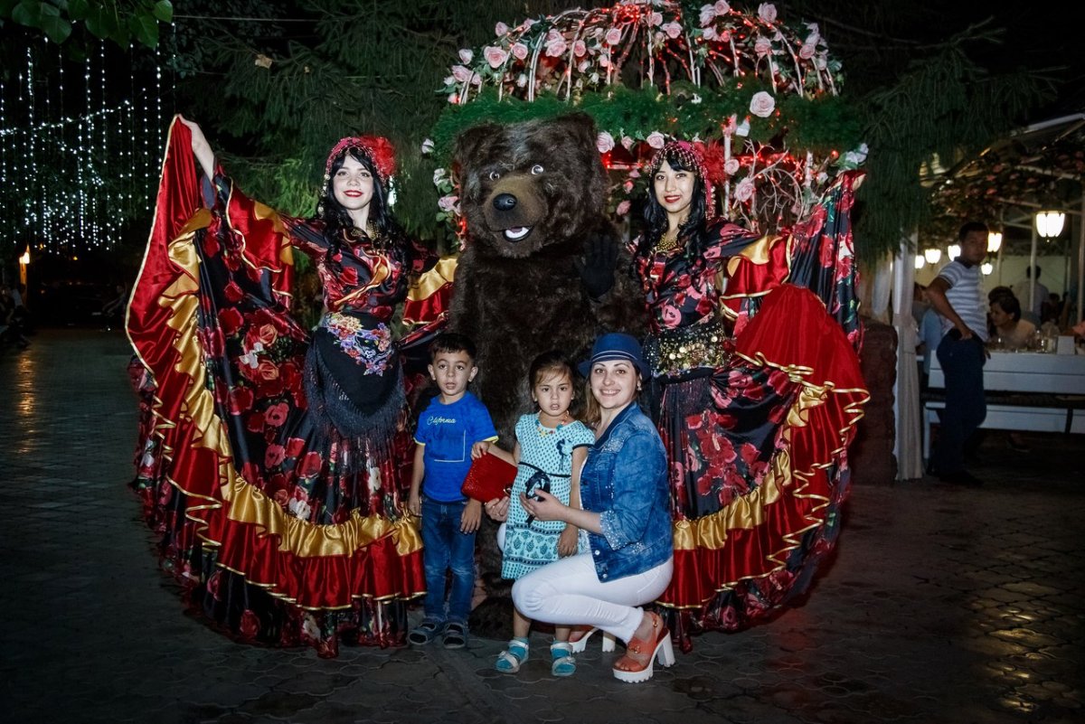 Цыгане на Ярмарке с медведем