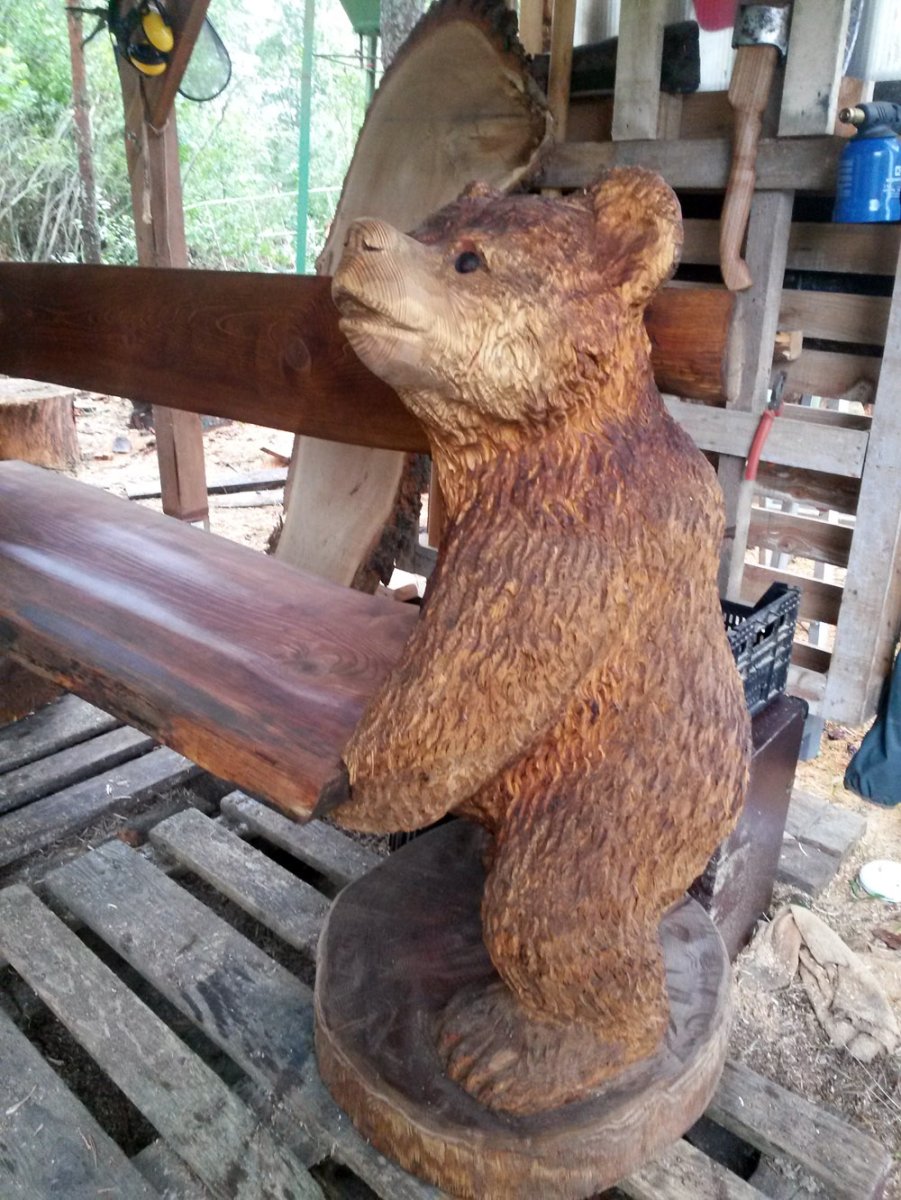 Медведь из дерева