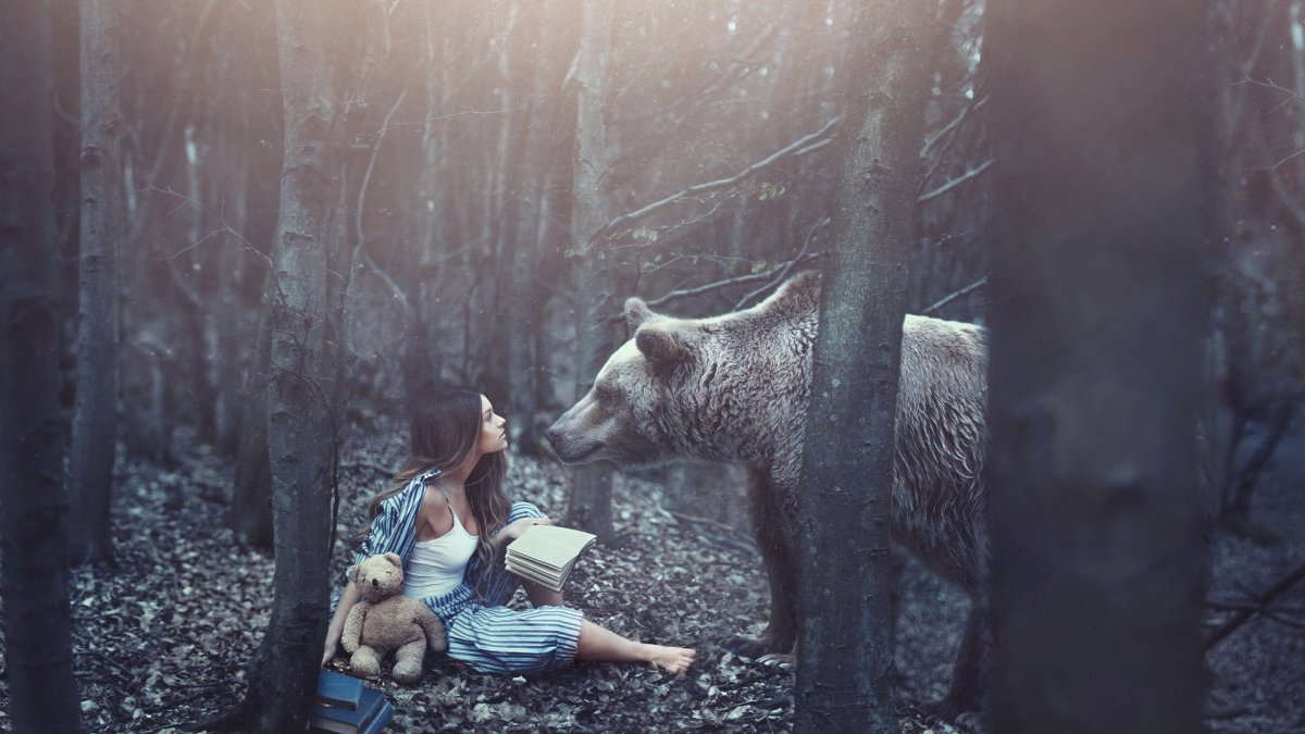 Девушка с медведем в лесу