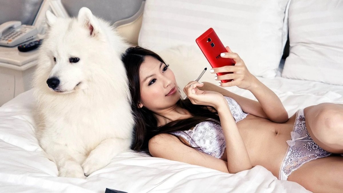 Девушка в белье с животными