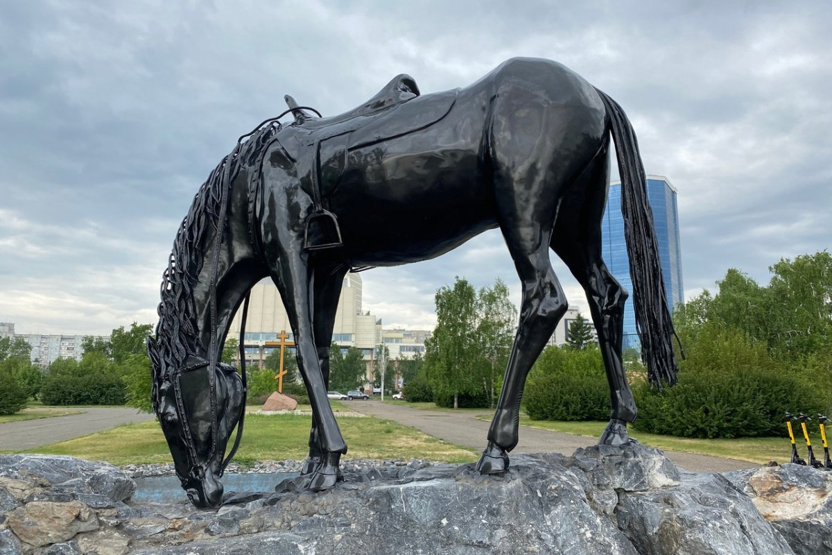 Памятник лошадь белая Красноярск