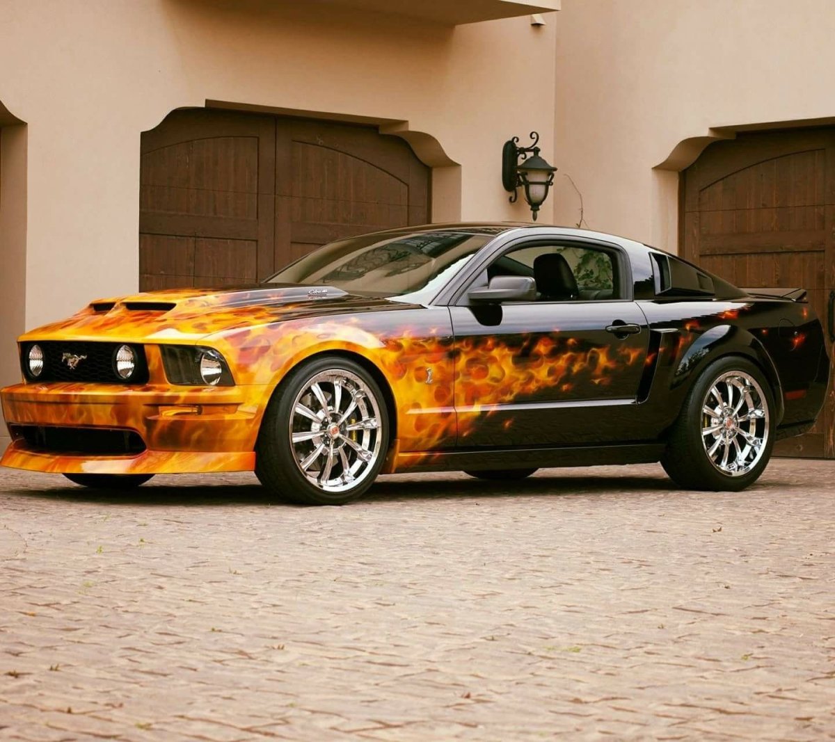 Ford Mustang 2010 с пламенем