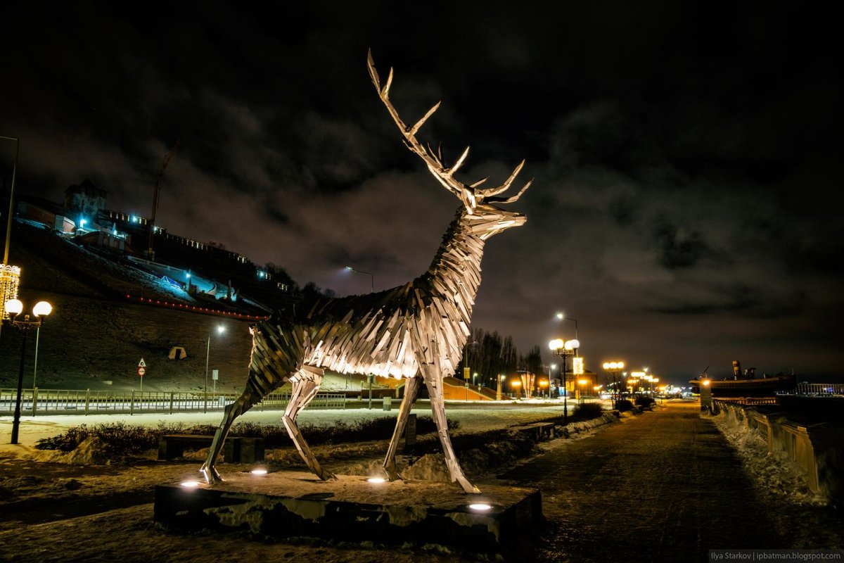 Олень на Нижневолжской набережной в Нижнем Новгороде зима
