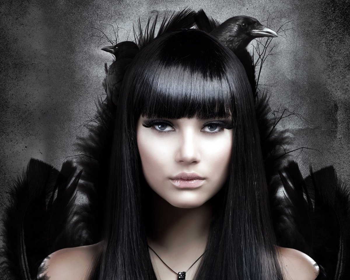 Девушка с черными волосами и челкой