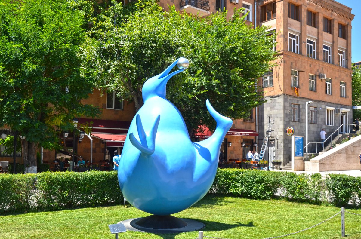 Фигуры на каскаде в Ереване