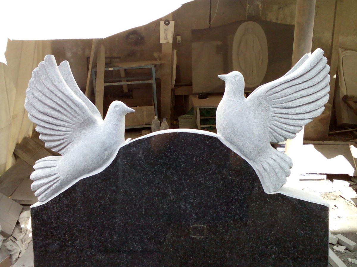 Голуби на памятник