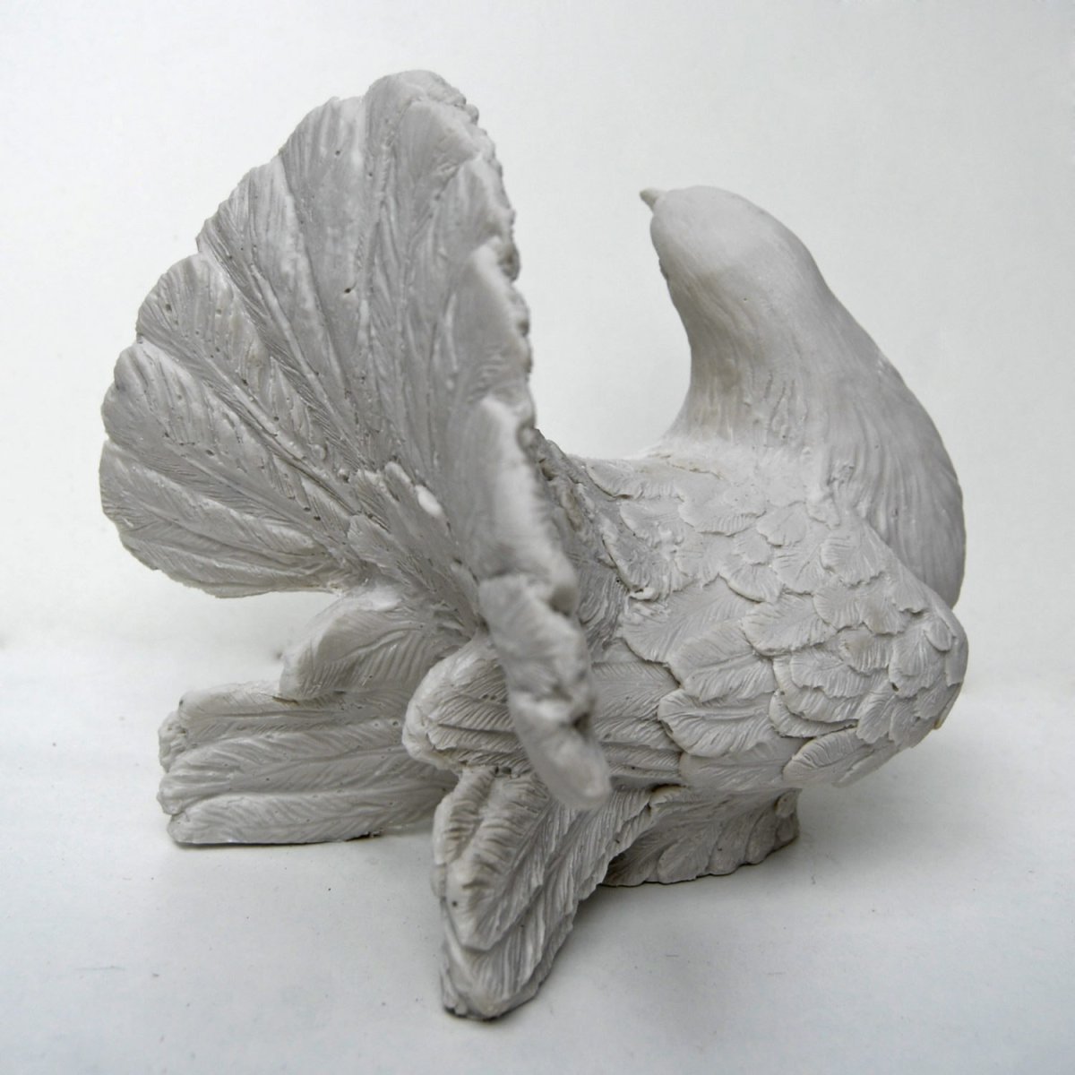 Голубь из мрамора