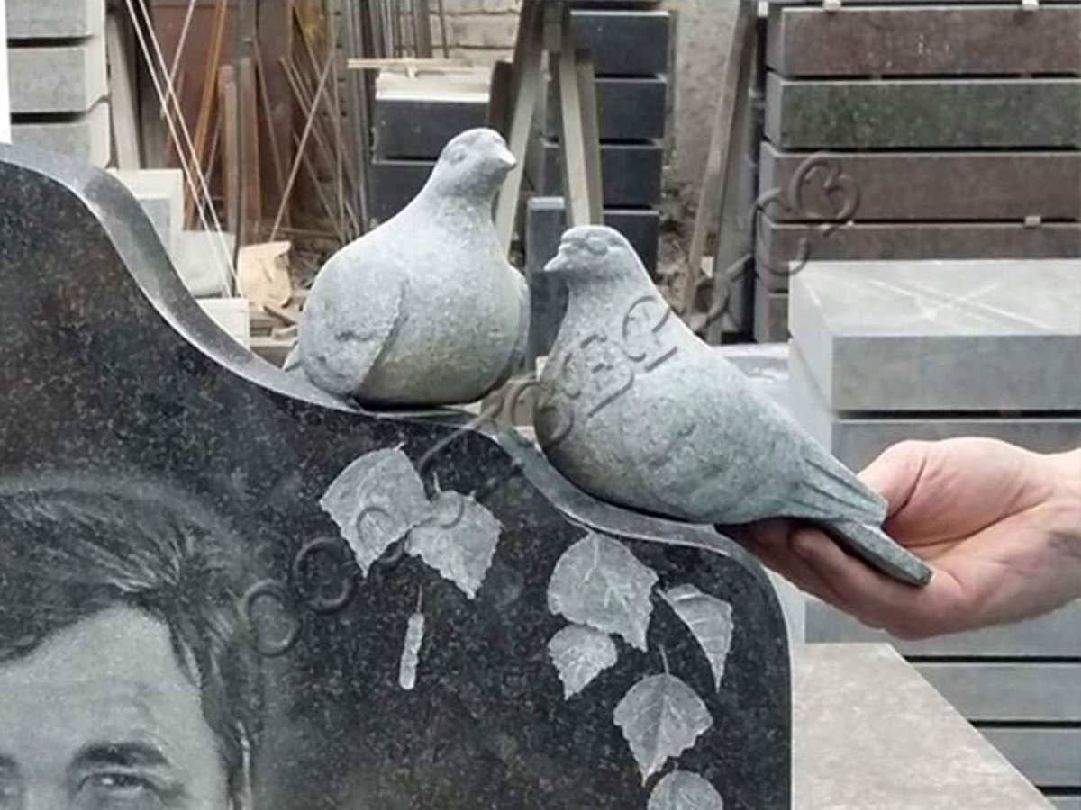 Голуби на памятник