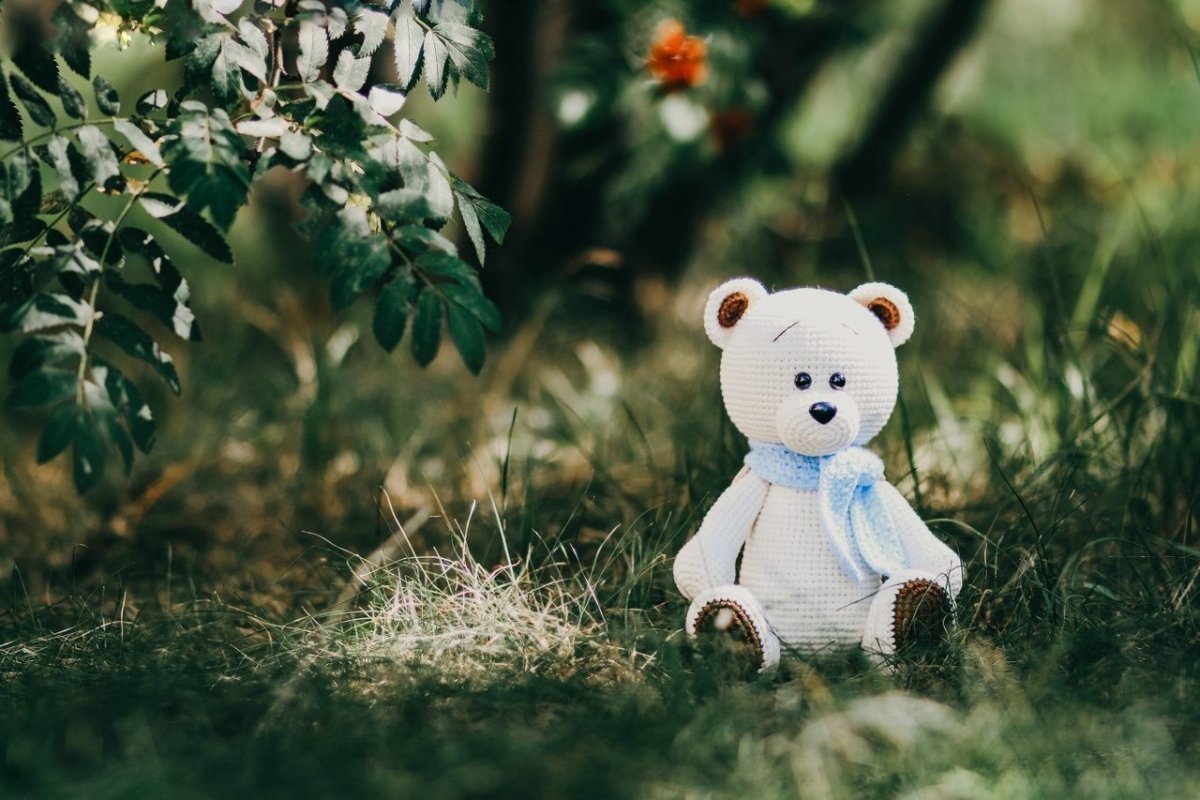 Вязаный белый мишка