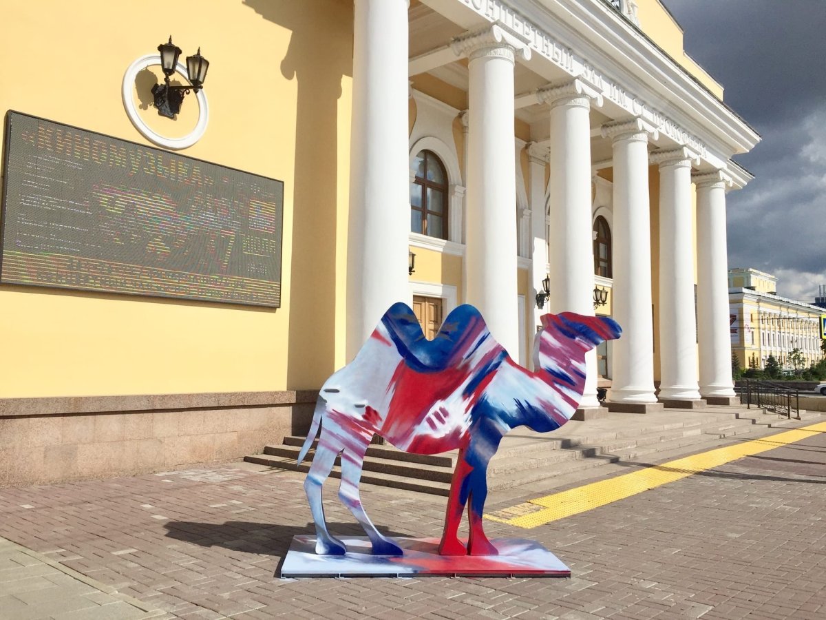 Верблюд на здании Челябинска