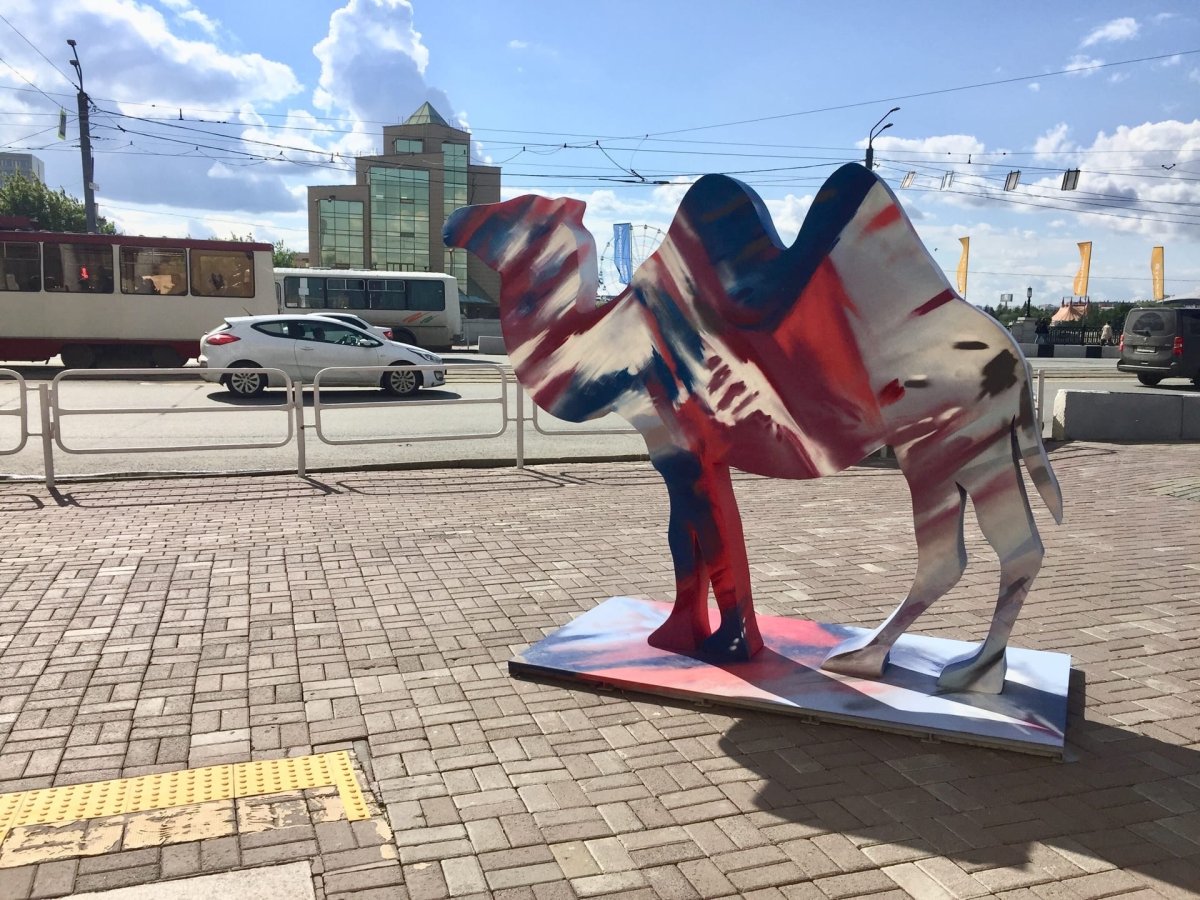 Верблюд на здании Челябинска