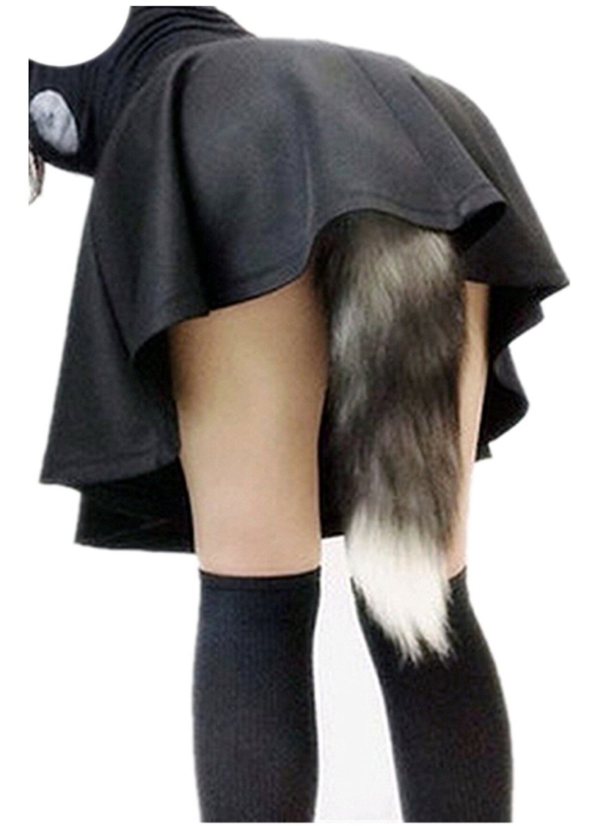 Девушка с анальной пробкой хвост