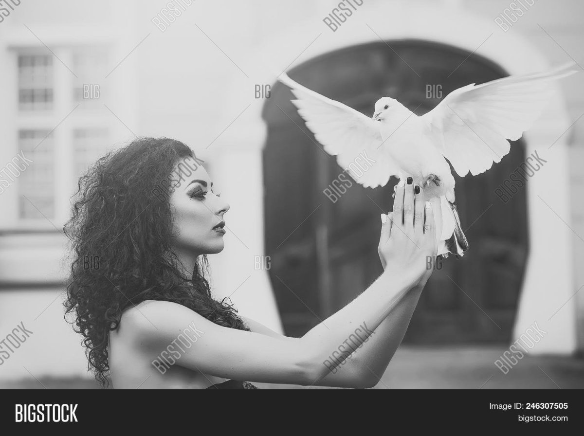 Девушка с голубем