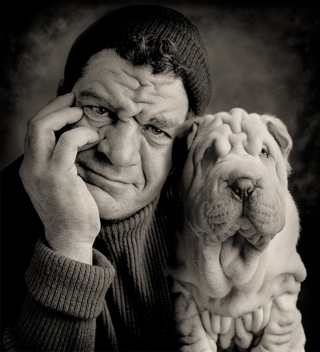 Шарпей с человеком