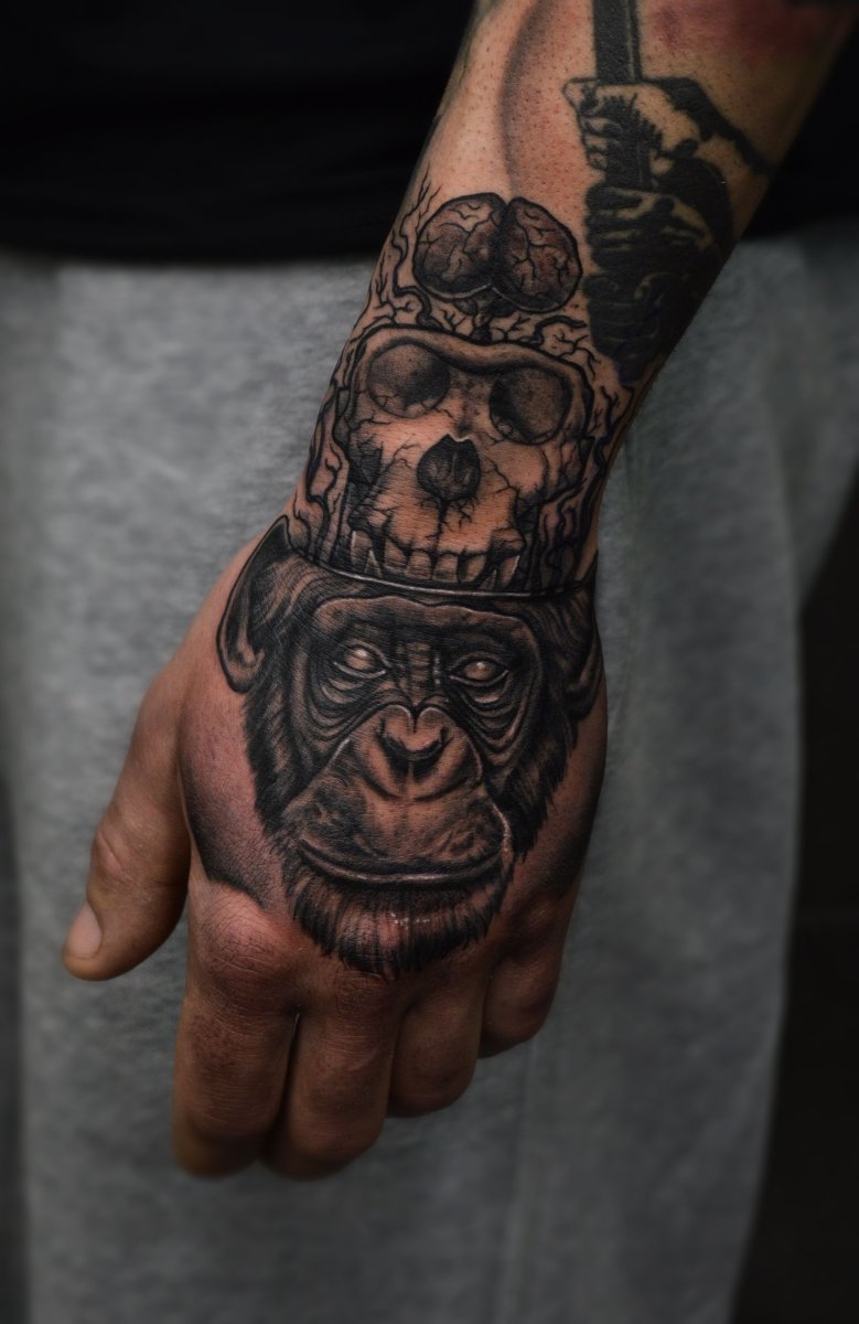 Тату на кисти обезьяна